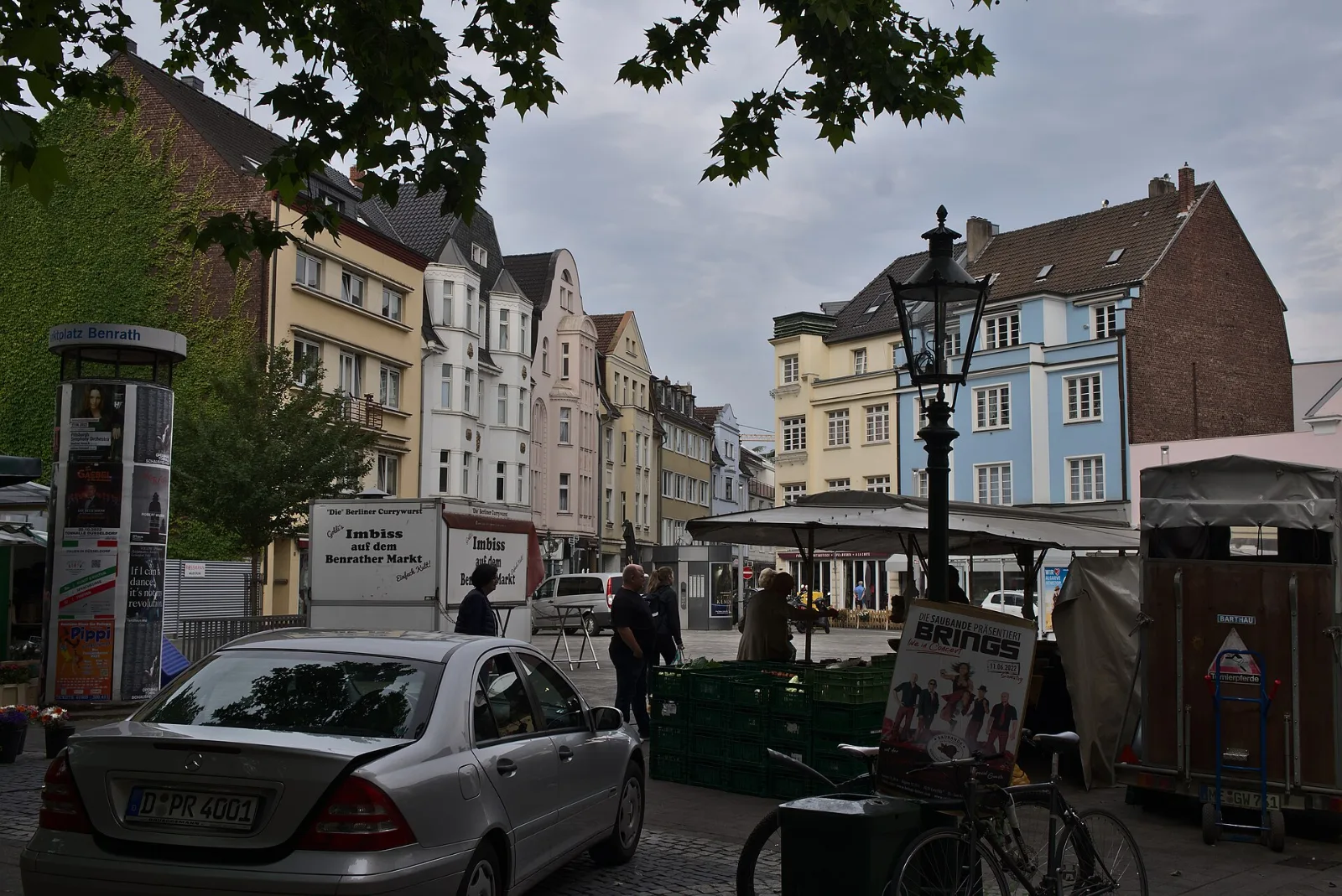 Benrather Marktplatz mit Altbau-Häuserzeile und Marktständen