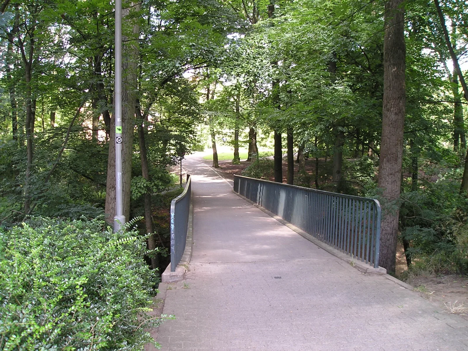 Brücke über den Garather Mühlenbach am Rand von Hellerhof