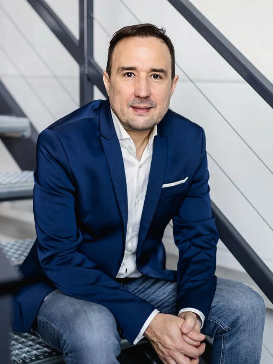 Christian Gottschling sitzt auf einer Treppe
