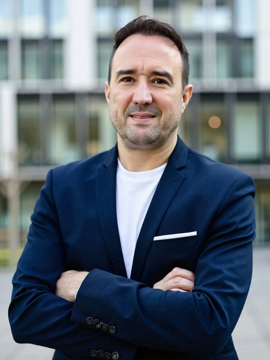 Christian Gottschling mit verschränkten Armen vor einer Glasfassade