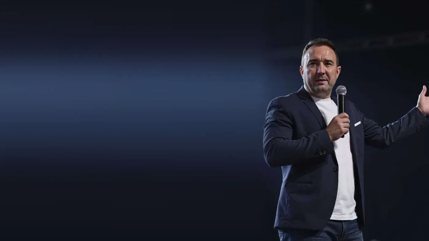 Christian Gottschling hält einen Vortrag mit Mikrofon