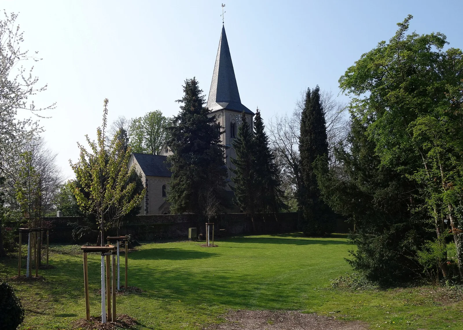 Dorfkirche St. Nikolaus mit Kirchwiese – Düsseldorf-Himmelgeist