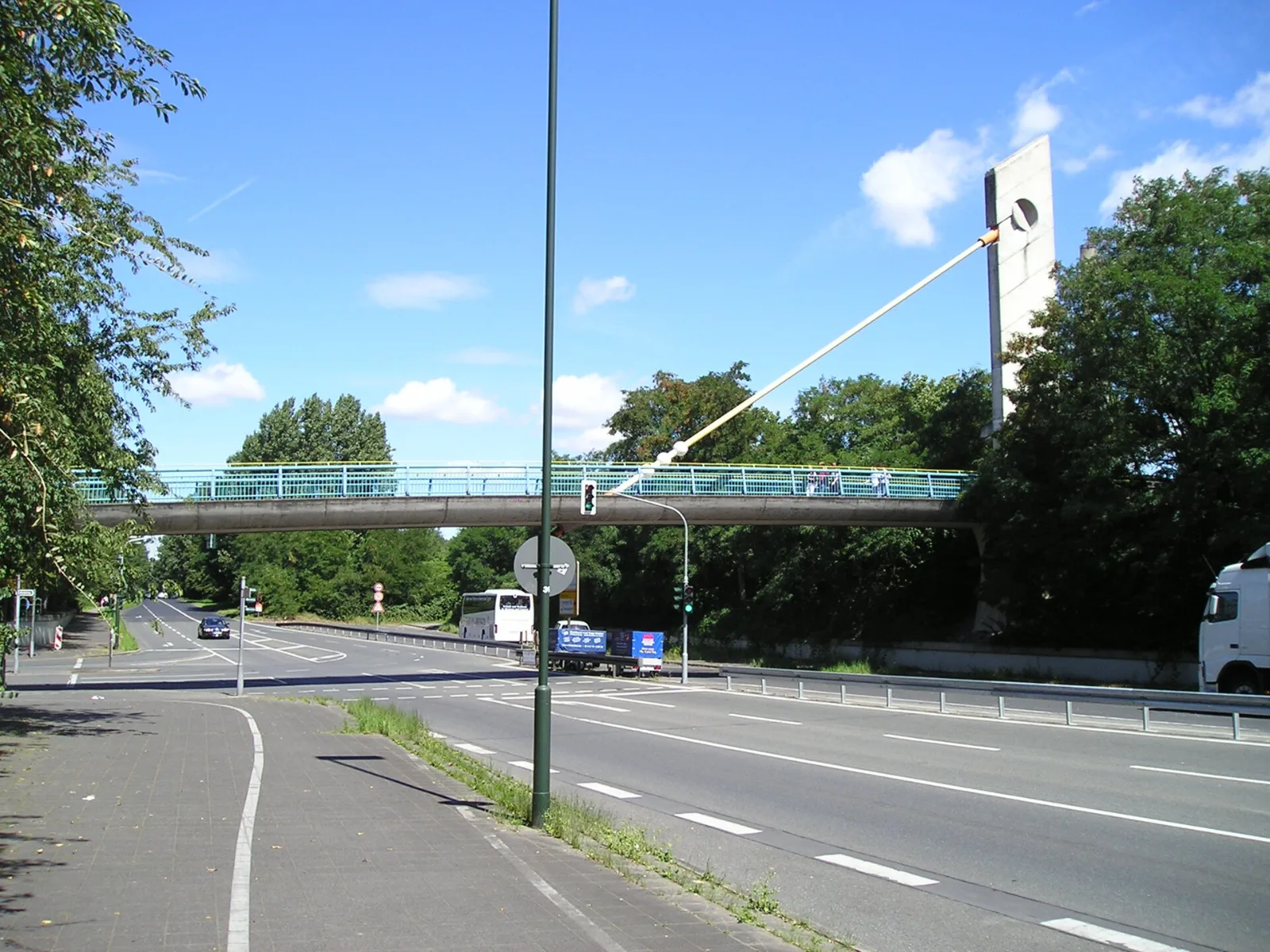 Fußgängerbrücke über die B 8 zum S-Bahnhof – Düsseldorf-Hellerhof