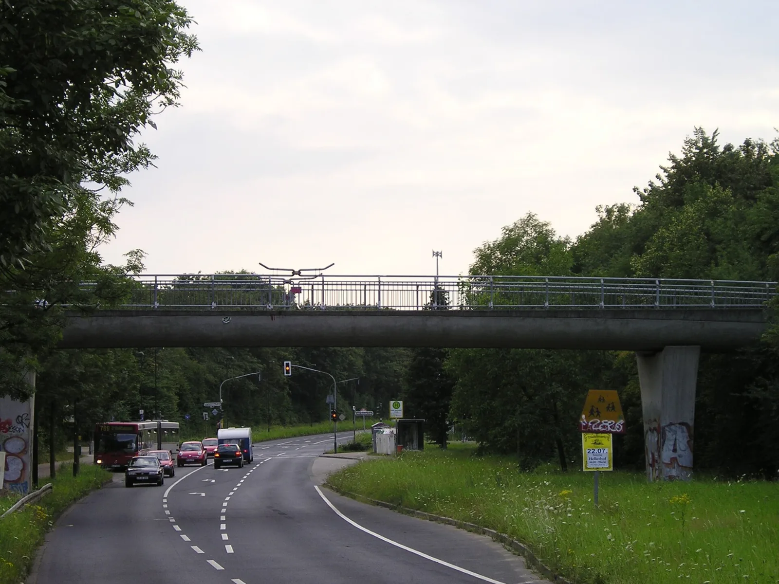 Fußgängerbrücke über den Hellerhofweg mit Wohnbebauung