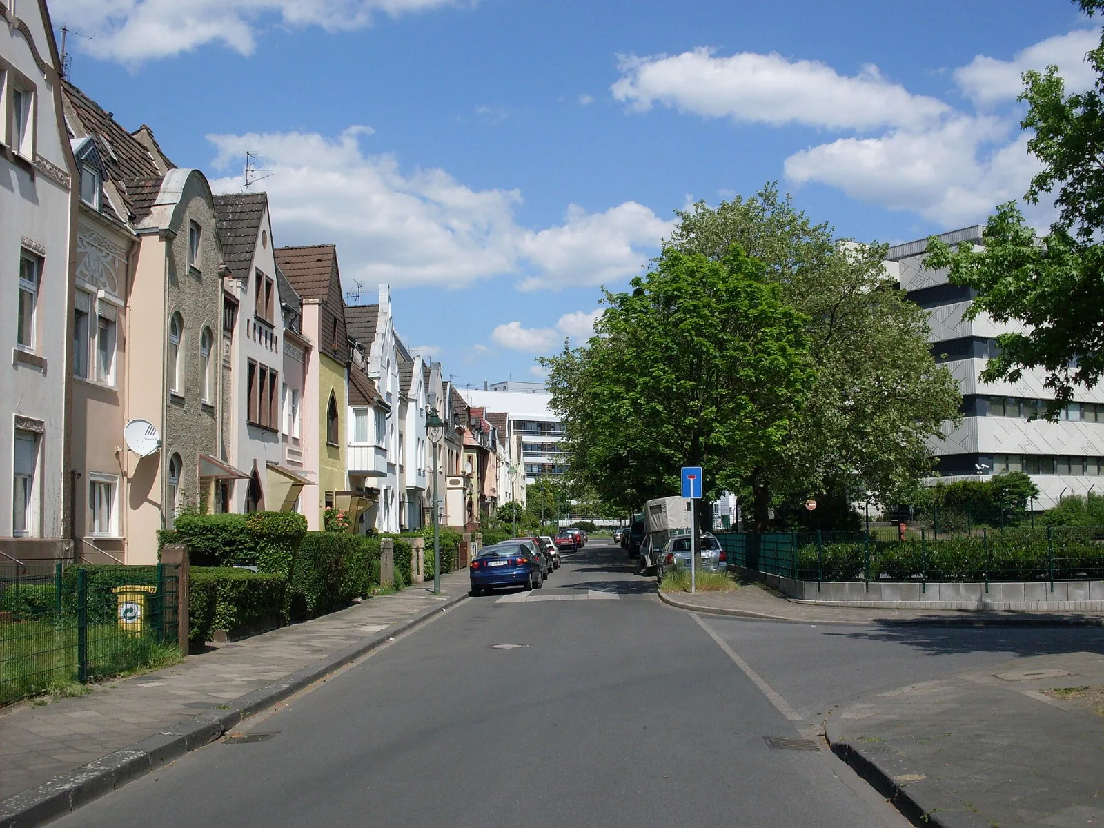 Heggemannstraße mit alten Werkswohnungen, im Hintergrund Henkel – Düsseldorf-Holthausen