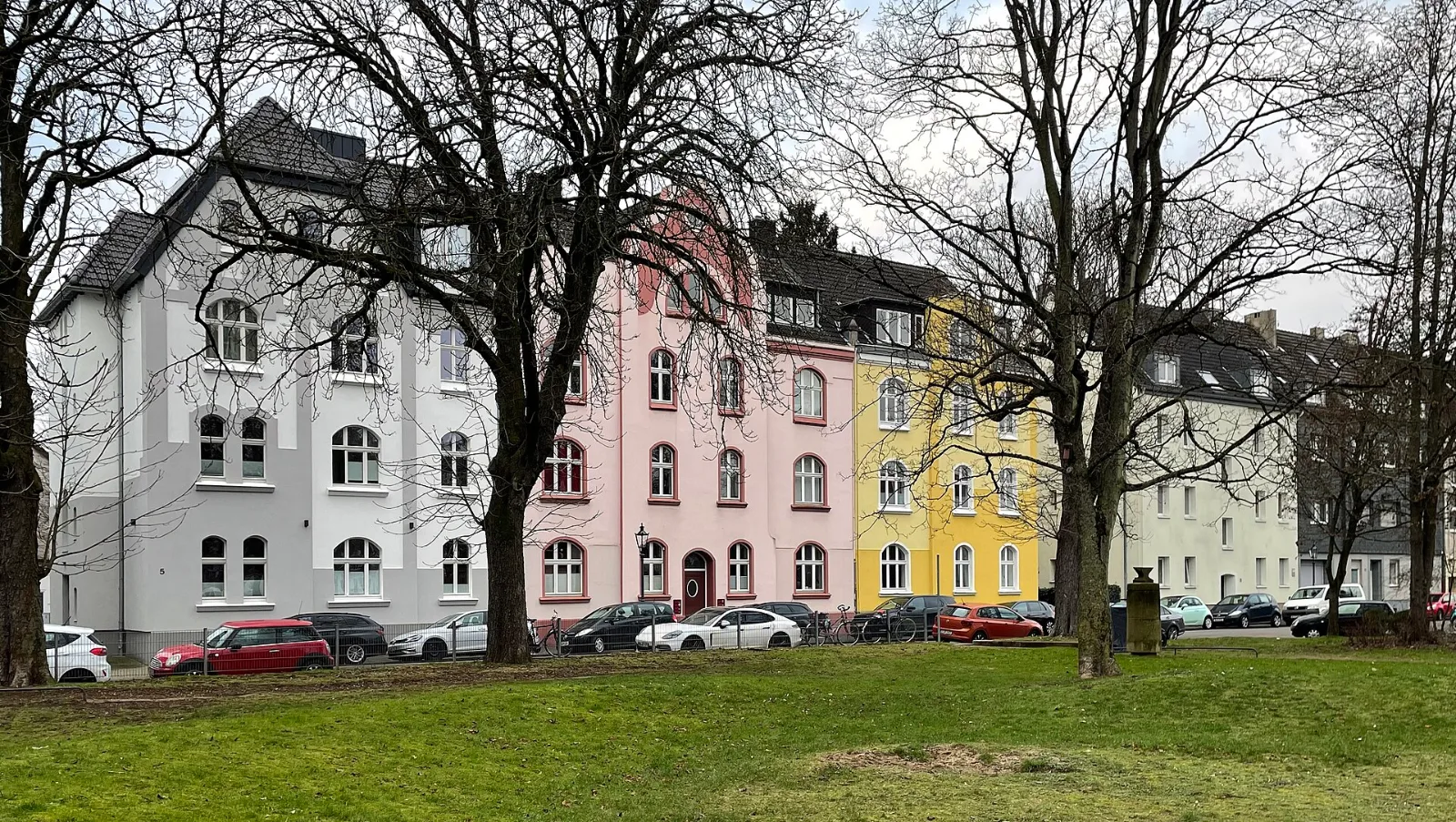 Häuserzeile Sportstraße 5–13 am Amboßplatz – Düsseldorf-Lörick
