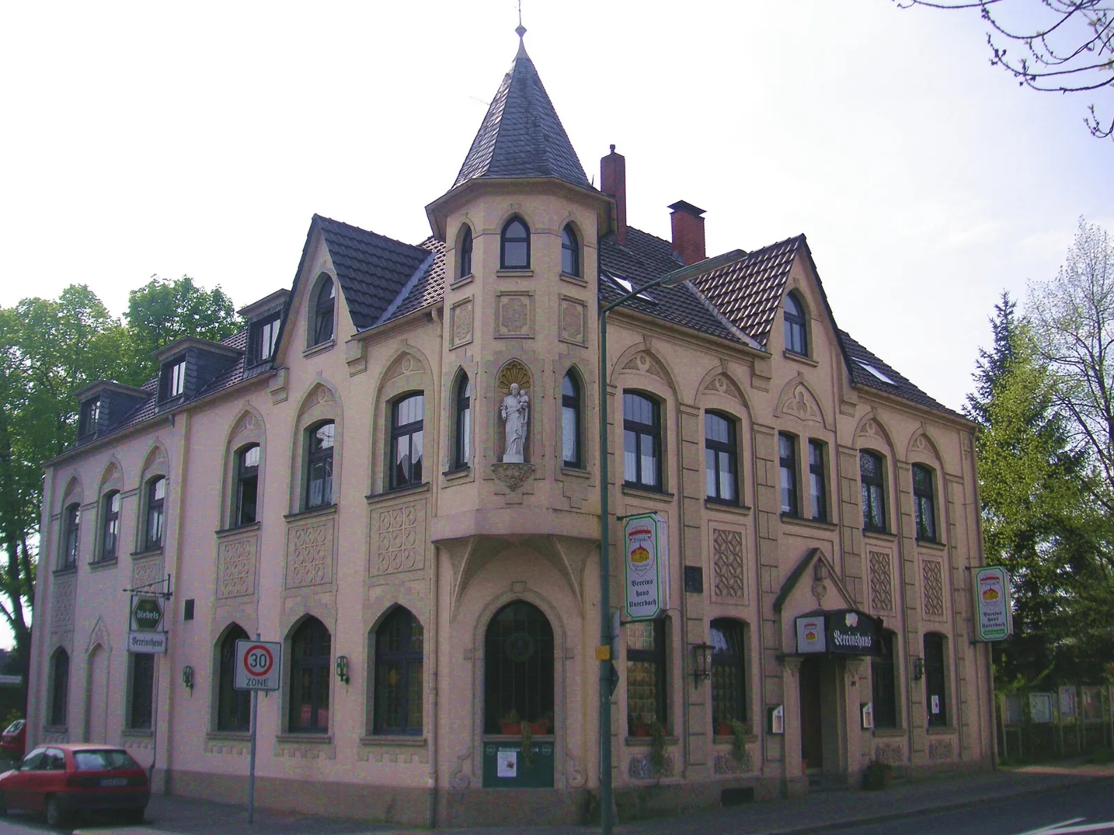 Denkmalgeschütztes katholisches Vereinshaus (1908) im Ortskern – Düsseldorf-Unterbach