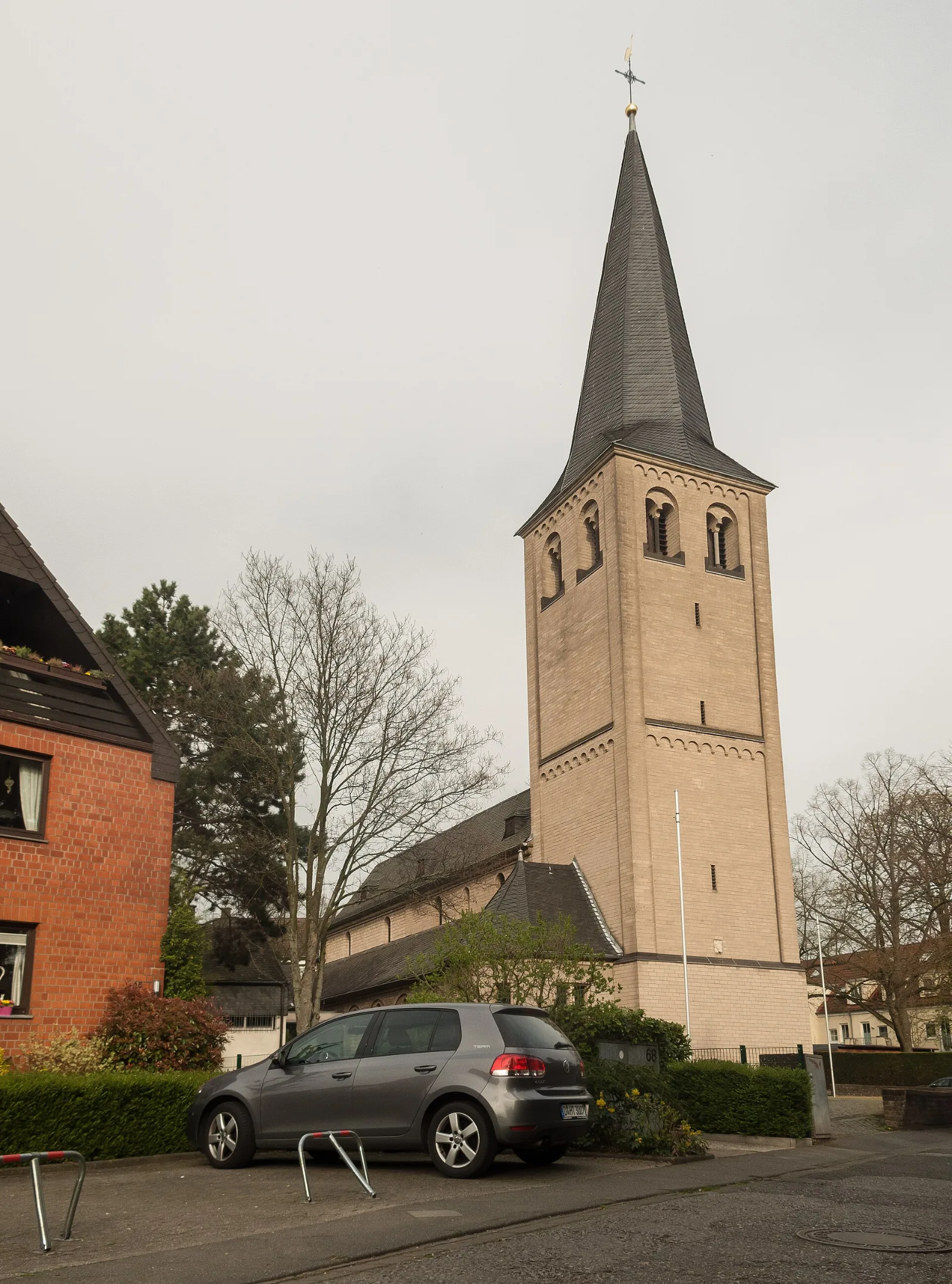 Kirchturm St. Hubertus mit Straße (Hochformat) – Düsseldorf-Itter