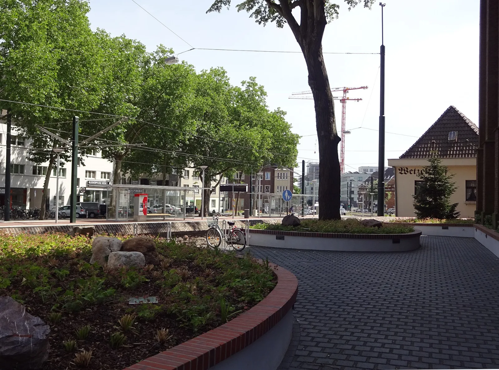 Nikolaus-Knopp-Platz im alten Ortskern von Heerdt
