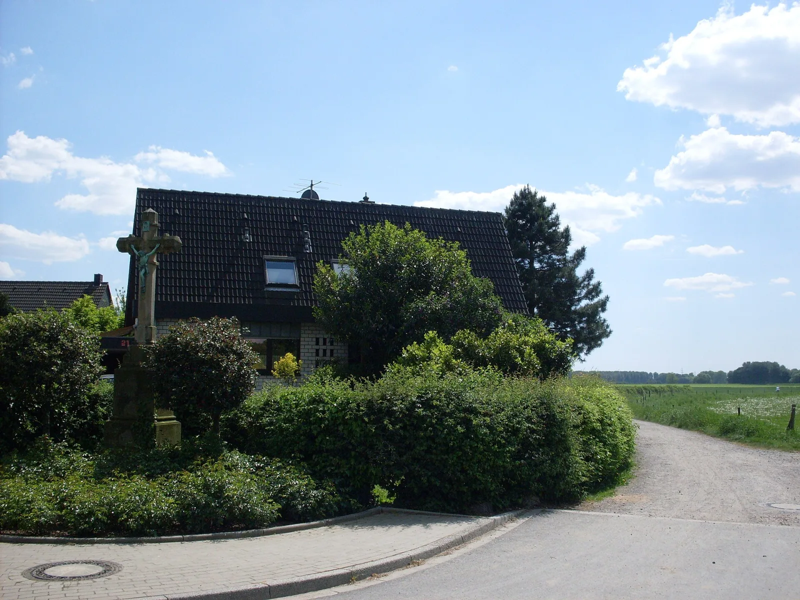 Ortsrand von Itter mit Wegekreuz, Einfamilienhaus und Rheinauen