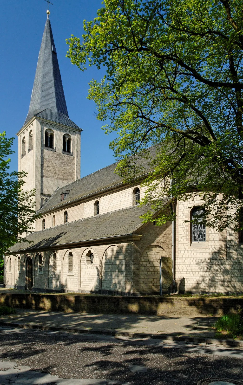 Romanische Kirche St. Hubertus, Ostansicht (Hochformat) – Düsseldorf-Itter