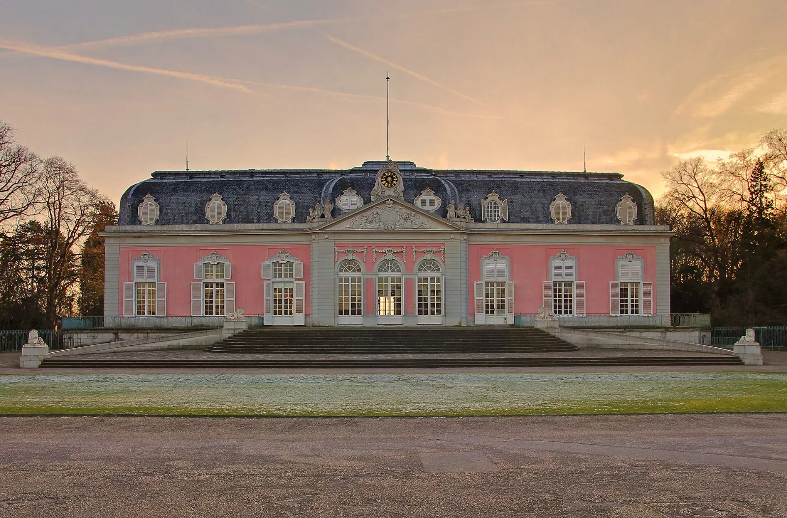 Schloss Benrath (Corps de Logis) mit Vorplatz in der Abenddämmerung