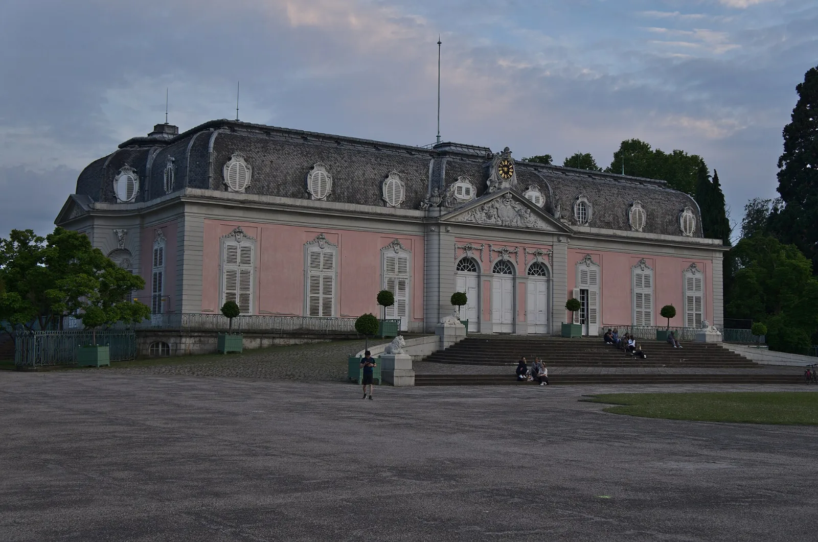Schloss Benrath, Hauptgebäude von der Seite des Ehrenhofs