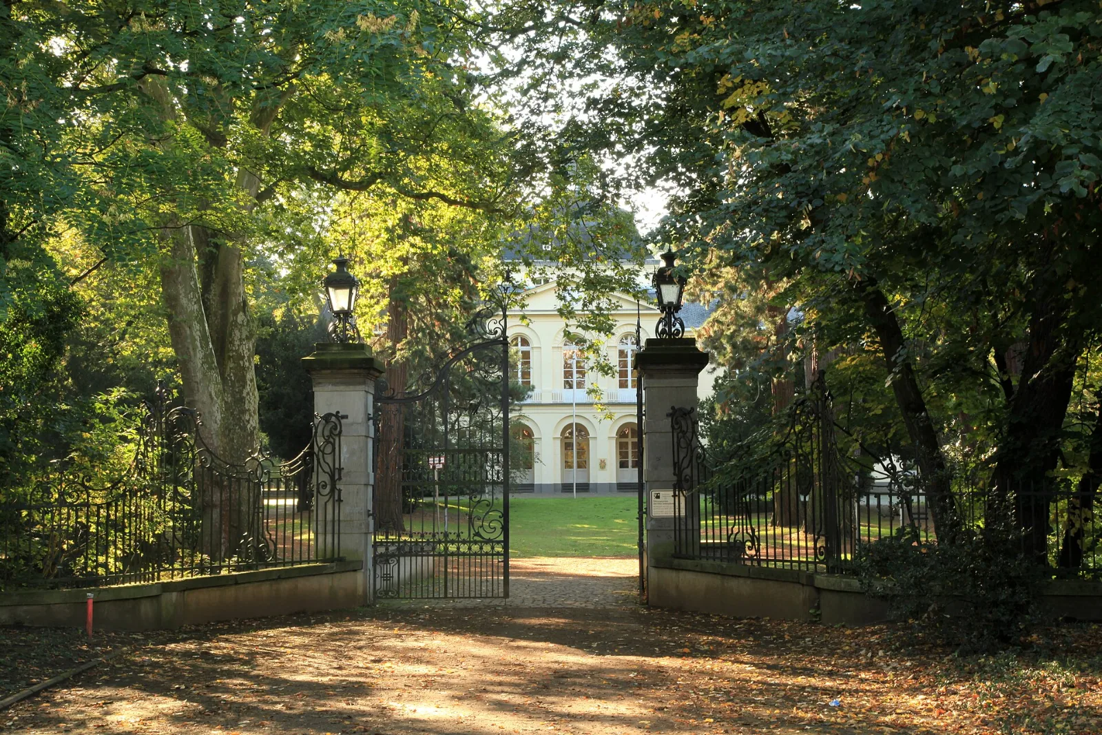 Schloss Eller an der Heidelberger Straße