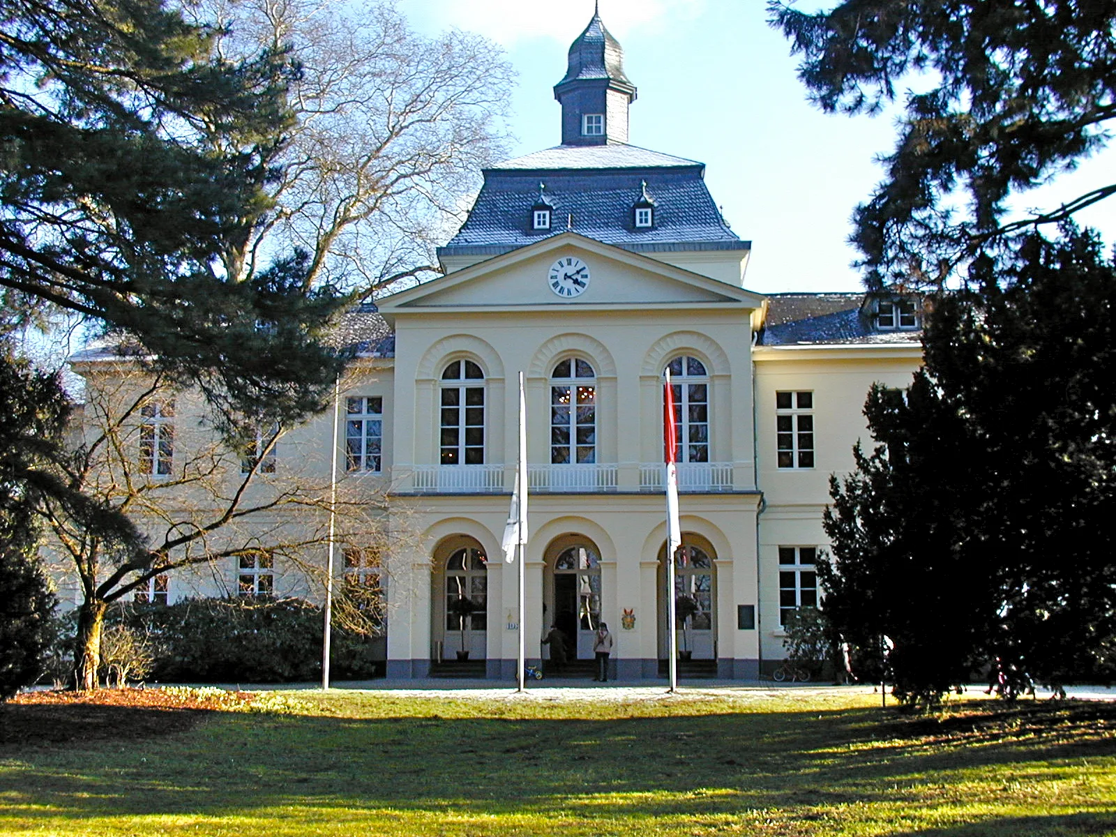 Schloss Eller (klassizistisches Herrenhaus) nach der Sanierung, Außenansicht