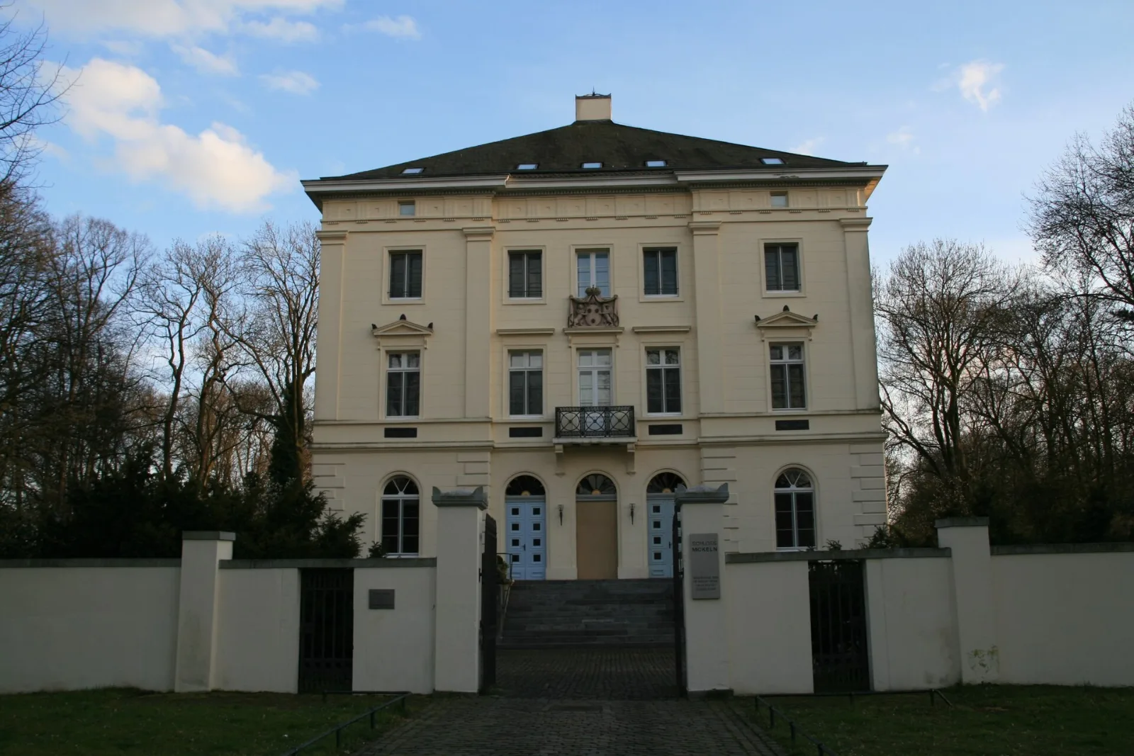 Schloss Mickeln, Eingangsfassade mit Tor – Düsseldorf-Himmelgeist