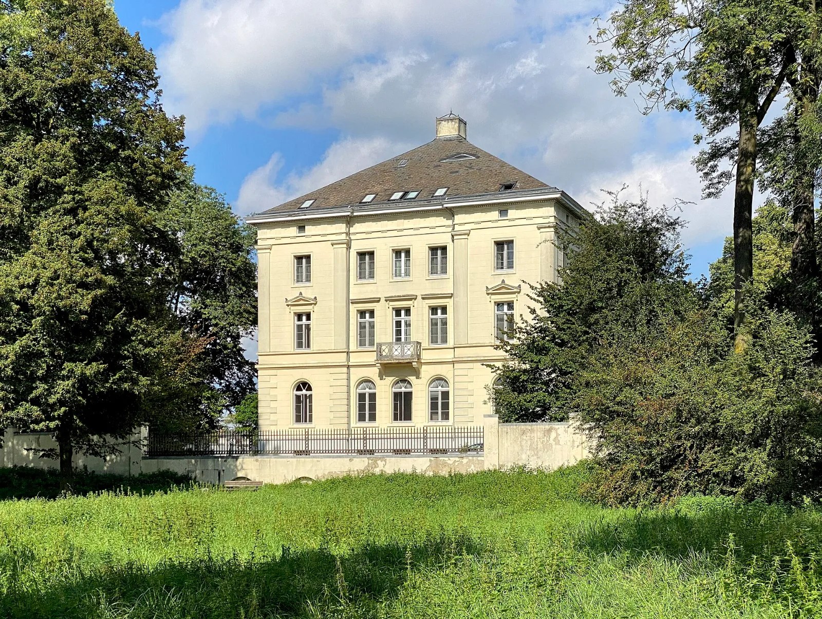 Schloss Mickeln von der Parkseite – Düsseldorf-Himmelgeist