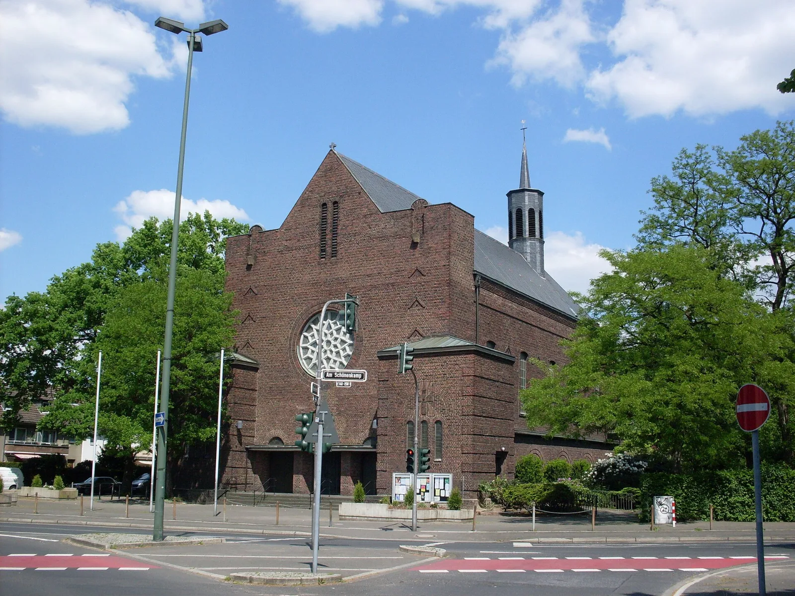 St. Antonius mit Straßenkreuzung im Vordergrund – Düsseldorf-Hassels