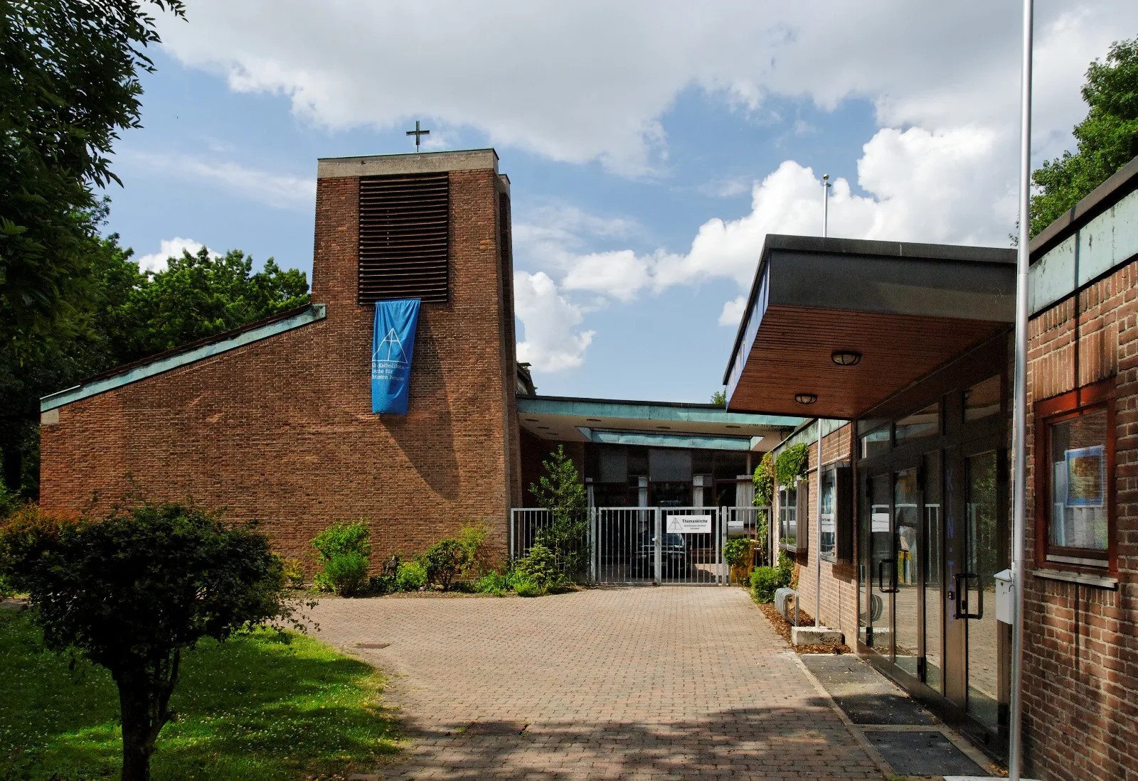 Thomaskirche (1950er, Köngeter/Petersen) mit Gemeindezentrum – Düsseldorf-Reisholz