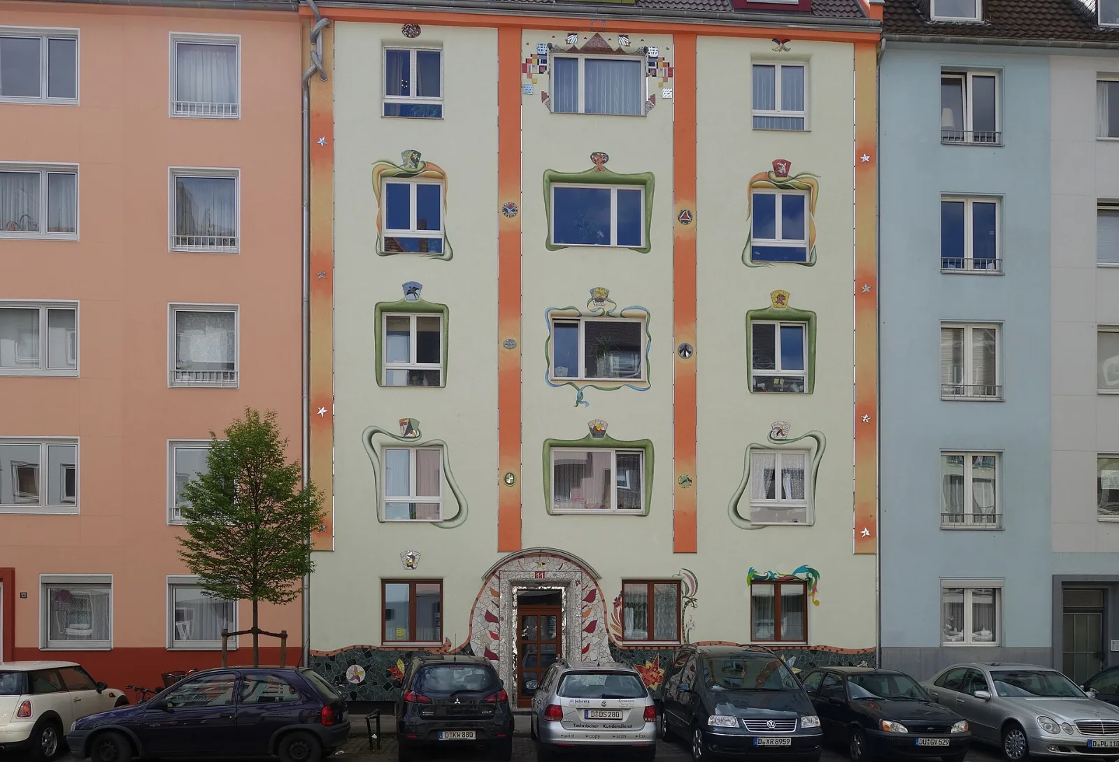 Wohnhäuser im Hundertwasserstil an Mettmanner Straße/Krahestraße – Düsseldorf-Flingern-Süd